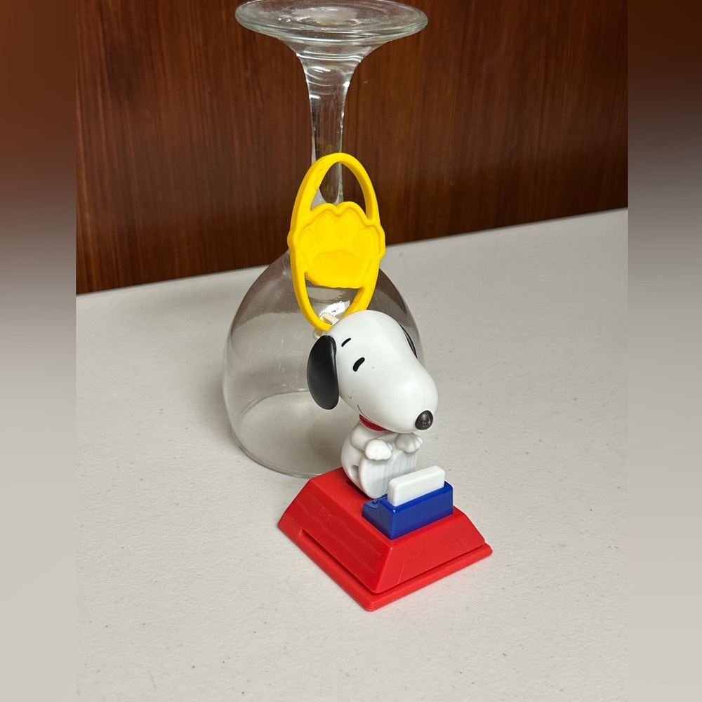 Mc Donald’s 2018 Peanuts Worldwide Snoopy Toy figure